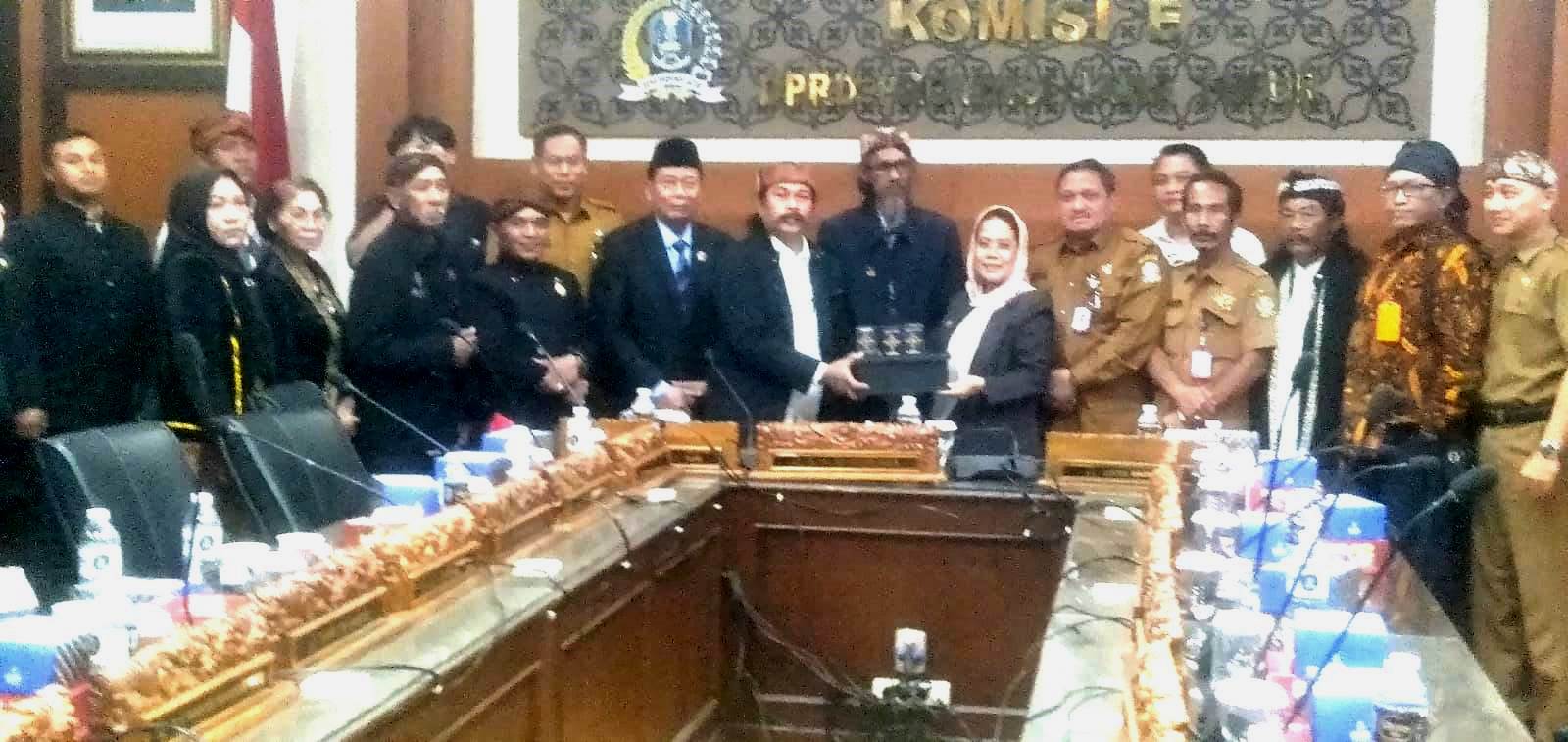 Taufik Monyong Mendesak Komisi E DPRD Jawa Timur untuk Mengintegrasikan Metode Pembelajaran Aksara Jawa Berbasis Kartu Masuk di Kurikulum  SMA dan SMK