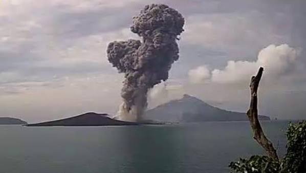 Wisatawan Pantai Anyer Dihimbau Tetap Waspada Dikarenakan Status Gunung Anak Krakatau Siaga