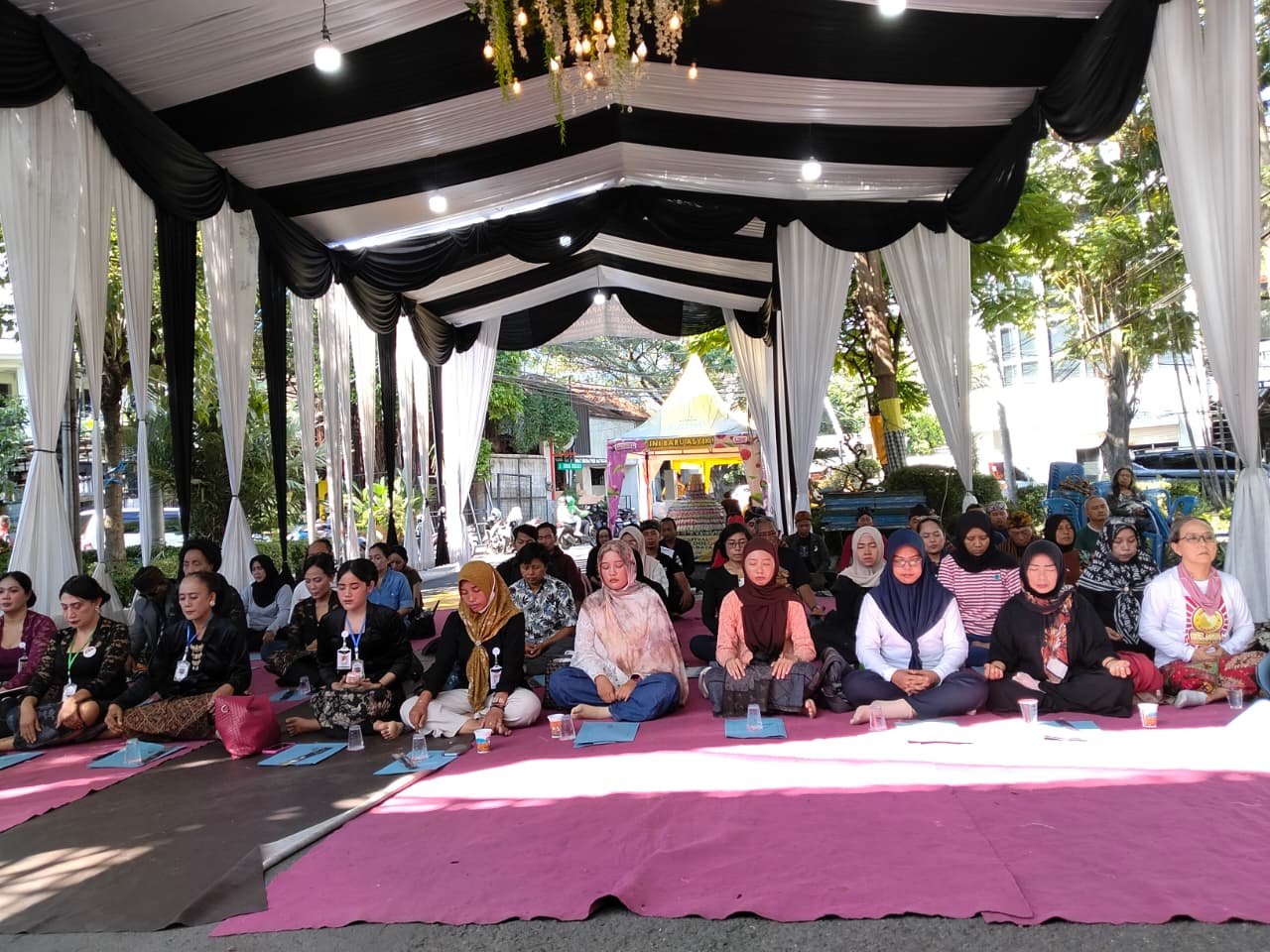 Semedi Bersama 99 Orang Menjadi Puncak Spiritualitas dalam Festival Joko Dolog Surabaya 2026 Berjalan Khidmat
